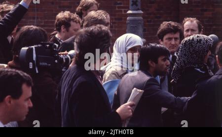 30. April 1980, London, Großbritannien: Iranische Anhänger bei einer protestkundgebung in London während der sechstägigen Belagerungsaktion der iranischen Botschaft. Vom 30. April bis zum 5. Mai 1980 übernahm eine Gruppe von sechs bewaffneten iranischen Dissidenten, die sich gegen Ayatollah Khomeini, den religiösen Führer, der 1979 an die Macht kam, ausssetzten, die iranische Botschaft am Prince's Gate in South Kensington, London. Die iranische Gruppe nahm 21 Geiseln, von denen zwei getötet wurden. In der Nähe der Belagerungsszene machten Anhänger von Khomeini ihre Ansichten mit einem Protest bekannt. Die dramatische sechstägige Belagerungswelle endete, als britische SAS-Elitetruppen die Bui stürmten Stockfoto