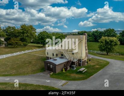 Luftaufnahme eines schuhförmigen Hauses im ländlichen Pennsylvania Stockfoto