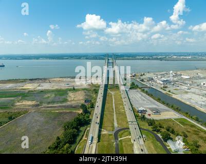 Luftaufnahme der Delaware Memorial Bridge über den Delaware River, die mit dem New Jersey Turnpike verbunden ist, mit einem riesigen chemischen Plan in der Stockfoto