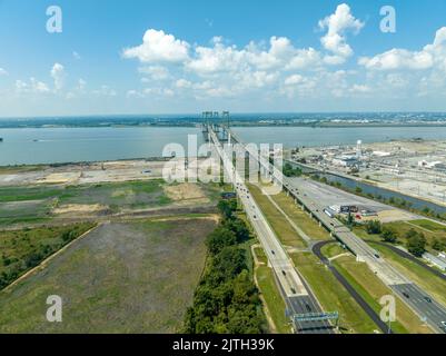 Luftaufnahme der Delaware Memorial Bridge über den Delaware River, die mit dem New Jersey Turnpike verbunden ist, mit einem riesigen chemischen Plan in der Stockfoto