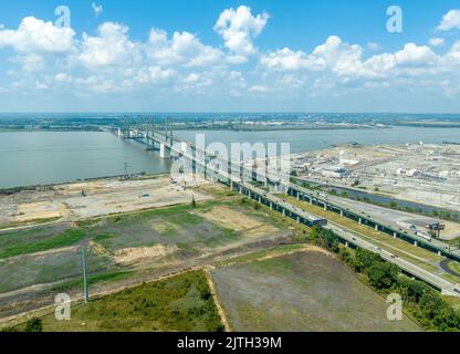 Luftaufnahme der Delaware Memorial Bridge über den Delaware River, die mit dem New Jersey Turnpike verbunden ist, mit einem riesigen chemischen Plan in der Stockfoto