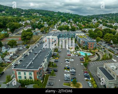 Luftaufnahme des modernen Wohnkomplexes mit farbenfroher Fassade und Swimmingpool in der Nähe des Hudson Flusses in Nyack Stockfoto