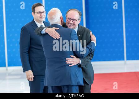 Prag, Tschechische Republik. 30. August 2022. Österreichs Außenminister Alexander Schallenberg (R) wird vor Beginn des informellen Treffens der Außenminister der Europäischen Union, Jan Lipavsky (L) und Josep Borrell (C), der Hohen Vertreterin der Europäischen Union für Außen- und Sicherheitspolitik, begrüßt. Die wichtigsten Themen des informellen Treffens der Außenminister der Europäischen Union - Gymnich - sind die russische Aggression gegen die Ukraine und die Beziehungen der Europäischen Union zu Afrika. Kredit: SOPA Images Limited/Alamy Live Nachrichten Stockfoto