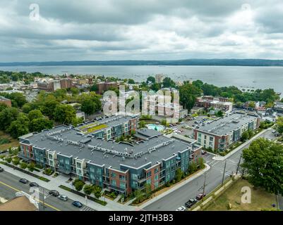 Luftaufnahme des modernen Wohnkomplexes mit farbenfroher Fassade und Swimmingpool in der Nähe des Hudson Flusses in Nyack Stockfoto