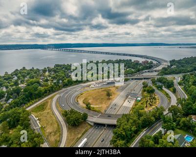 Luftaufnahme des mautplatzes und der komplexen Kreuzung, die zur Cuomo Hängebrücke in Nyack am Hudson River in New York führt Stockfoto