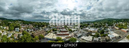 Luftpanorama von Nyack New York mit dem Hudson River und der Mario Cuomo Hängebrücke Stockfoto