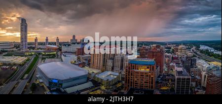 Luftaufnahme von Downtown Albany, Empire State Plaza, The Egg Performing Arts Center mit atemberaubendem, farbenfrohem Himmel bei Sonnenuntergang Stockfoto