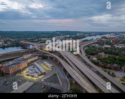 Luftaufnahme der Dunn Memorial Bridge, Kreuzung des Interstate 787 Komplexes in Albany neben dem Hudson River bei Sonnenuntergang Stockfoto