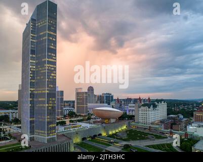 Luftaufnahme von Downtown Albany, Empire State Plaza, The Egg Performing Arts Center mit atemberaubendem, farbenfrohem Himmel bei Sonnenuntergang Stockfoto