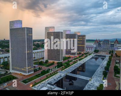 Luftaufnahme des Empire State Plaza mit Reflection Pool, dem Egg Performing Art Center, dem New York State Capitol, Regierungsgebäuden in Albany Stockfoto