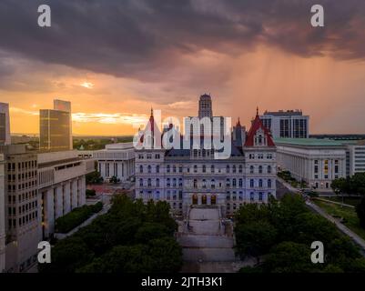 Sturm- und Regenwolken sind gerade über dem New York State Capitol vorbeigefahren und haben einen atemberaubenden, farbenfrohen Sonnenuntergang in Albany hinterlassen Stockfoto