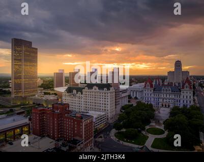 Sturm- und Regenwolken sind gerade über dem New York State Capitol vorbeigefahren und haben einen atemberaubenden, farbenfrohen Sonnenuntergang in Albany hinterlassen Stockfoto