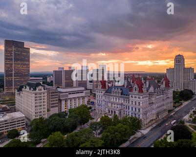 Sturm- und Regenwolken sind gerade über dem New York State Capitol vorbeigefahren und haben einen atemberaubenden, farbenfrohen Sonnenuntergang in Albany hinterlassen Stockfoto