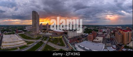 Luftaufnahme von Downtown Albany, Empire State Plaza, The Egg Performing Arts Center mit atemberaubendem, farbenfrohem Himmel bei Sonnenuntergang Stockfoto