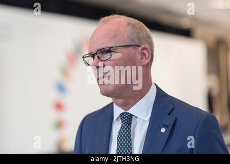 Prag, Tschechische Republik. 30. August 2022. Irlands Außenminister Simon Coveney spricht vor Beginn des informellen Treffens der Außenminister der Europäischen Union mit den Medien. Die wichtigsten Themen des informellen Treffens der Außenminister der Europäischen Union - Gymnich - sind die russische Aggression gegen die Ukraine und die Beziehungen der Europäischen Union zu Afrika. (Foto von Tomas Tkacik/SOPA Images/Sipa USA) Quelle: SIPA USA/Alamy Live News Stockfoto