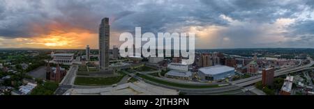 Luftaufnahme von Downtown Albany, Empire State Plaza, The Egg Performing Arts Center mit atemberaubendem, farbenfrohem Himmel bei Sonnenuntergang Stockfoto