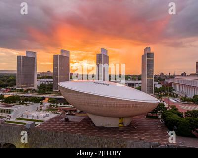 Luftaufnahme von Downtown Albany, Empire State Plaza, The Egg Performing Arts Center mit atemberaubendem, farbenfrohem Himmel bei Sonnenuntergang Stockfoto