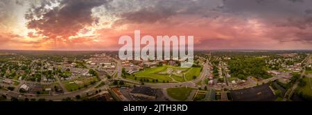 Luftaufnahme des rekonstruierten Erdholzsternes Stanwix in Rom, New York, mit dramatischem Panorama-Himmel bei Sonnenuntergang Stockfoto