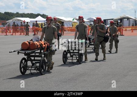 Oriskany, New York, USA. 6. August 2022. Soldaten der US-Armee, die der Bravo Company, dem Brigadeingenieur-Bataillon 152., zugewiesen wurden, bereiten sich darauf vor, während einer kombinierten Trainingsübung im State Preparedness Training Center in Oriskany, NY, am 6. August 2022, simulierte Opfer zu sammeln. Ziel dieser Veranstaltung war es sicherzustellen, dass alle Einheiten bereit und in der Lage sind, alle Trainingsmetriken zu erfüllen, die für die Aufrechterhaltung der Mission der Chemical, Biological, Radiation, and Nuclear - Task Force erforderlich sind. Quelle: U.S. National Guard/ZUMA Press Wire Service/ZUMAPRESS.com/Alamy Live News Stockfoto