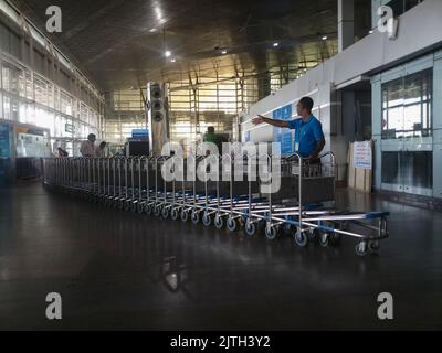 Kalkutta, Westbengalen, Indien - 13.. Oktober 2019 : Trolleys in einer Reihe für Passagiere im Jaipur-Flughafen. Stockfoto