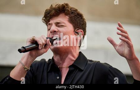 NEW YORK, NY, USA - 08. JULI 2022: Charlie Puth spielt auf der "Today" Show Concert Series von NBC auf der Rockefeller Plaza. Stockfoto