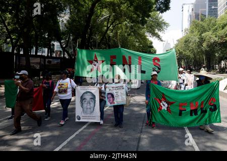 Mexiko-Stadt, Mexiko-Stadt, Mexiko. 30. August 2022. 30. August 2022, Mexiko-Stadt, Mexiko: Mitglieder der Nationalen Front für den Kampf für den Sozialismus nehmen am 30. August 2022 in Mexiko-Stadt an einer Demonstration in der Reforma Avenue Teil. (Bild: © Luis Barron/eyepix via ZUMA Press Wire) Stockfoto