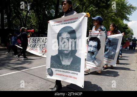 Mexiko-Stadt, Mexiko-Stadt, Mexiko. 30. August 2022. 30. August 2022, Mexiko-Stadt, Mexiko: Mitglieder der Nationalen Front für den Kampf für den Sozialismus nehmen am 30. August 2022 in Mexiko-Stadt an einer Demonstration in der Reforma Avenue Teil. (Bild: © Luis Barron/eyepix via ZUMA Press Wire) Stockfoto