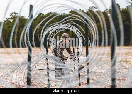 Camp Lejeune, North Carolina, USA. 23. August 2022. U.S. Marine Corps CPL. Elijah Ledbetter, ein Kampfingenieur mit dem Bataillon für Kampflogistik 22 (CLB-22), Combat Logistics Regiment 2, 2. Marine Logistics Group, stellt während einer Evaluierung der Kampfbereitschaft des Marine Corps (MCCRE) auf Camp Lejeune, North Carolina, im August, Konzertindex ein. 23, 2022. CLB-22s MCCRE ist die abschließende Bewertung des Bataillons, um die Kampfbereitschaft durch Kenntnisse in den wichtigsten Aufgaben der Mission zu demonstrieren, bevor sie einen Wechsel der operativen Kontrolle (CHOP) zur Marine Expeditionary Unit 26. beginnen. (Bild: © U.S. Stockfoto