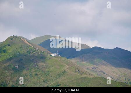 Die wunderschönen immergrünen Berge von Kai Kung Leng im Lam Tsuen Country Park, Hongkong Stockfoto