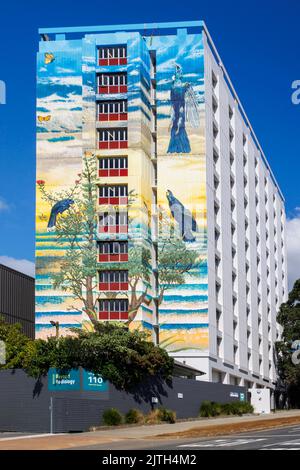 Auckland, Neuseeland, 31. August 2022. Der Künstler Laken Whitecliffe hat ein 12-stöckiges Wandgemälde als Spendenaktion für ein Hospiz gemalt. Kredit: David Rowland/Alamy Live Nachrichten Stockfoto