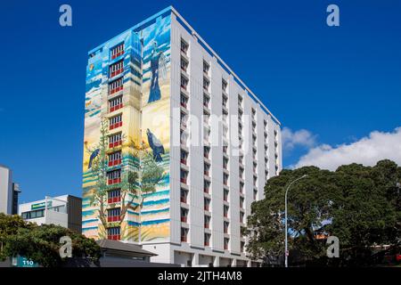 Auckland, Neuseeland, 31. August 2022. Der Künstler Laken Whitecliffe hat ein 12-stöckiges Wandgemälde als Spendenaktion für ein Hospiz gemalt. Kredit: David Rowland/Alamy Live Nachrichten Stockfoto