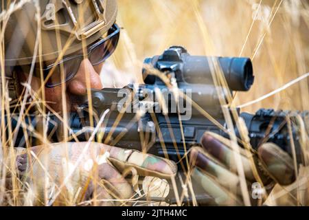 Stanford Training Area, Norfolk, Großbritannien. 17. August 2022. Ein Flieger der 423d Security Forces Squadron legt sich während eines Feldtrainings im Stanford Training Area, England, im August, in der Bauchlage und blickt dabei auf eine M4-Karabiner. 17, 2022. Instruktoren der 820. Base Defence Group und des 435. Security Forces Squadron Ground Combat Readiness Training Center führten die Übung durch, um die Kampfbereitschaft der Verteidiger der 423d SFS zu bewerten und zu stärken. Quelle: U.S. Air Force/ZUMA Press Wire Service/ZUMAPRESS.com/Alamy Live News Stockfoto