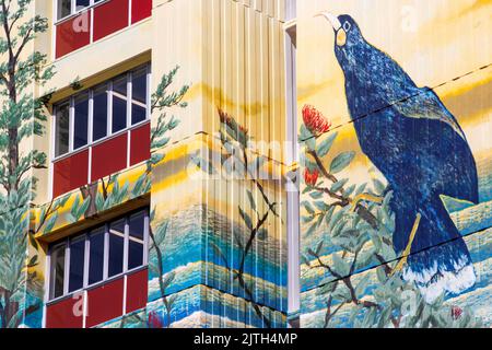 Auckland, Neuseeland, 31. August 2022. Der Künstler Laken Whitecliffe hat ein 12-stöckiges Wandgemälde als Spendenaktion für ein Hospiz gemalt. Kredit: David Rowland/Alamy Live Nachrichten Stockfoto