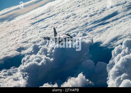 Nellis Air Force Base, Nevada, USA. 15. August 2022. Eine F-16 Kampffalke, die der 64. Aggressor Squadron zugewiesen wurde, fliegt während einer Routinetrainingsmission auf der Nellis Air Force Base, Nevada, Augustust, 15 2022 über den Test- und Trainingsbereich von Nevada. Der wichtigste Beweis für den Wert des Aggressor-Programms ist die konsequente Dominanz der US-Luftwaffe während der jüngsten Konflikte. Quelle: U.S. Air Force/ZUMA Press Wire Service/ZUMAPRESS.com/Alamy Live News Stockfoto