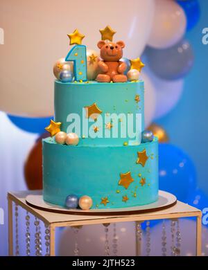 Blauer türkisfarbener Kuchen zum Geburtstag des Babys. Wir feiern das erste Lebensjahr eines Kindes. Stockfoto