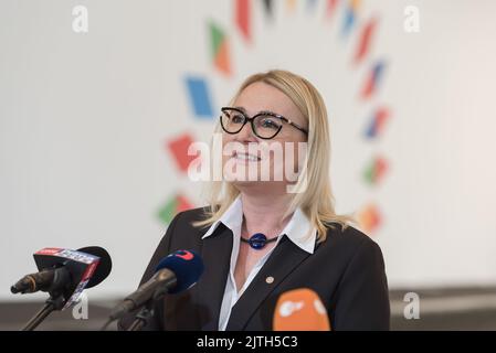 Prag, Tschechische Republik. 30. August 2022. Die tschechische Verteidigungsministerin Jana Cernochova spricht vor Beginn des informellen Treffens der Verteidigungsminister der Europäischen Union mit den Medien. Das Hauptthema des informellen Treffens der Verteidigungsminister der Europäischen Union war die russische Aggression gegen die Ukraine und ihre Auswirkungen auf die Sicherheit der Staatsmitglieder der Europäischen Union. Kredit: SOPA Images Limited/Alamy Live Nachrichten Stockfoto