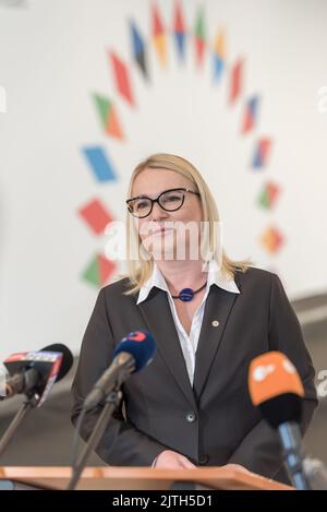 Prag, Tschechische Republik. 30. August 2022. Die tschechische Verteidigungsministerin Jana Cernochova spricht vor Beginn des informellen Treffens der Verteidigungsminister der Europäischen Union mit den Medien. Das Hauptthema des informellen Treffens der Verteidigungsminister der Europäischen Union war die russische Aggression gegen die Ukraine und ihre Auswirkungen auf die Sicherheit der Staatsmitglieder der Europäischen Union. Kredit: SOPA Images Limited/Alamy Live Nachrichten Stockfoto