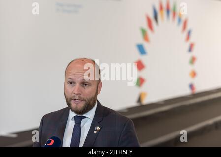 Prag, Tschechische Republik. 30. August 2022. Der slowakische Verteidigungsminister Jaroslav nad spricht vor dem informellen Treffen der Verteidigungsminister der Europäischen Union mit den Medien. Das Hauptthema des informellen Treffens der Verteidigungsminister der Europäischen Union war die russische Aggression gegen die Ukraine und ihre Auswirkungen auf die Sicherheit der Staatsmitglieder der Europäischen Union. Kredit: SOPA Images Limited/Alamy Live Nachrichten Stockfoto