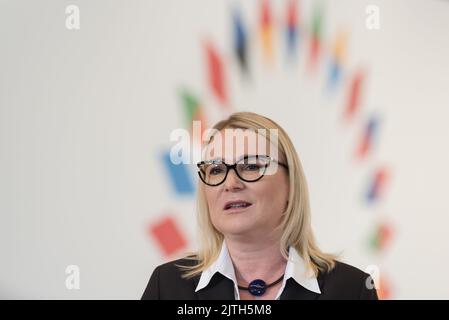 Prag, Tschechische Republik. 30. August 2022. Die tschechische Verteidigungsministerin Jana Cernochova spricht vor Beginn des informellen Treffens der Verteidigungsminister der Europäischen Union mit den Medien. Das Hauptthema des informellen Treffens der Verteidigungsminister der Europäischen Union war die russische Aggression gegen die Ukraine und ihre Auswirkungen auf die Sicherheit der Staatsmitglieder der Europäischen Union. (Foto von Tomas Tkacik/SOPA Images/Sipa USA) Quelle: SIPA USA/Alamy Live News Stockfoto