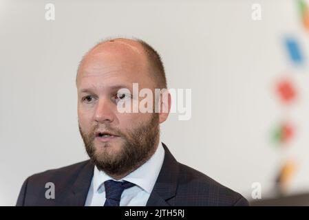 Prag, Tschechische Republik. 30. August 2022. Der slowakische Verteidigungsminister Jaroslav nad spricht vor dem informellen Treffen der Verteidigungsminister der Europäischen Union mit den Medien. Das Hauptthema des informellen Treffens der Verteidigungsminister der Europäischen Union war die russische Aggression gegen die Ukraine und ihre Auswirkungen auf die Sicherheit der Staatsmitglieder der Europäischen Union. (Foto von Tomas Tkacik/SOPA Images/Sipa USA) Quelle: SIPA USA/Alamy Live News Stockfoto