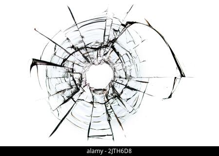 Risse im Glas, ein Loch aus Kugeln im Glas auf weißem Hintergrund. Glasstruktur des Fensters. Stockfoto