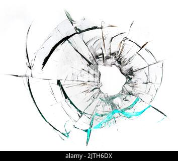 Risse im Glas, ein Loch aus Kugeln im Glas auf weißem Hintergrund. Glasstruktur des Fensters. Stockfoto