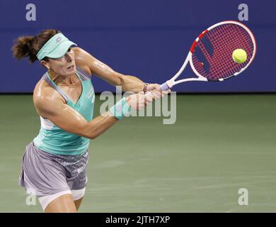 Flushing Meadow, United Gab An. 30. August 2022. Alize Cornet aus Frankreich gibt am Dienstag, den 30. August 2022 in New York City, einen Ball an Emma Raducanu aus Großbritannien im Louis Armstrong Stadium zurück, in der ersten Runde bei den US Open Tennis Championships 2022 im USTA Billie Jean King National Tennis Center. Foto von John Angelillo/UPI Credit: UPI/Alamy Live News Stockfoto