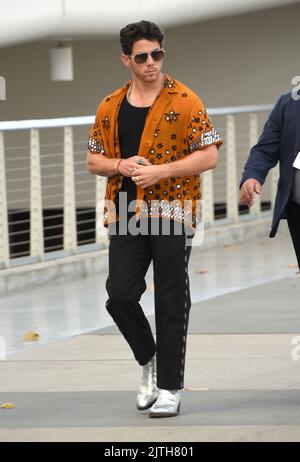 Nick Jonas bei der Ankunft im Cedars-Sinai Board of Governors 50. Jubiläumsfeier im SoFi Stadium am 07. August 2022 in Los Angeles, CA. © OConnor/AFF-USA.com Stockfoto