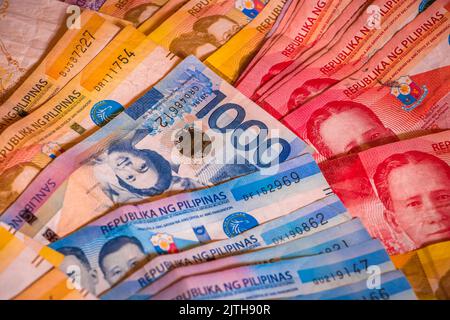 Philippinische Peso-Rechnungen, 50, 100, 500 und 1000 Pesos, Geld bar fiat-Papiere. Wirtschafts- und Finanzkonzept, Währungskonfessionen Stockfoto