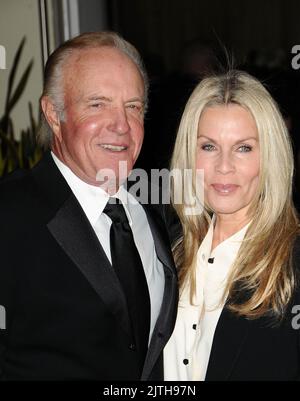 13. November 2010 Hollywood, Ca. James Caan und seine Frau Linda Stokes Academy of Motion Pictures Arts and Sciences präsentieren die Gouverneurspreise 2010 im Grand Ballroom von Hollywood & Highland © Benkey / AFF-USA.COM Stockfoto