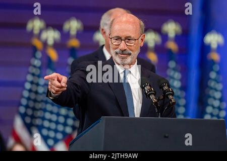 Wilkes Barre, Usa. 30. August 2022. Der Gouverneur von Pennsylvania, Tom Wolf, zeigt in die Menge, während er Bemerkungen macht. Präsident Joe Biden besuchte Wilkes-Barre, Pennsylvania, um seinen Plan zur Reform der Waffenkontrolle zu besprechen, während er in seiner Rede anpreist, die NRA zu schlagen. Biden besucht Städte für seinen Safer America Plan. Kredit: SOPA Images Limited/Alamy Live Nachrichten Stockfoto