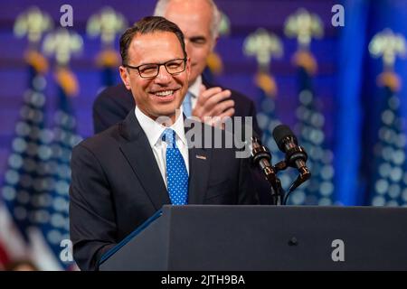 Wilkes Barre, Usa. 30. August 2022. Der Gouverneurskandidat Josh Shapiro lächelt auf dem Podium. Präsident Joe Biden besuchte Wilkes-Barre, Pennsylvania, um seinen Plan zur Reform der Waffenkontrolle zu besprechen, während er in seiner Rede anpreist, die NRA zu schlagen. Biden besucht Städte für seinen Safer America Plan. Kredit: SOPA Images Limited/Alamy Live Nachrichten Stockfoto