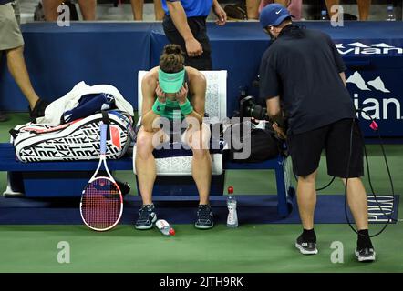 Alize Cornet, nachdem sie Emma Raducanu am zweiten Tag der US Open im USTA Billie Jean King National Tennis Center, New York, geschlagen hatte. Bilddatum: Dienstag, 30. August 2022. Stockfoto