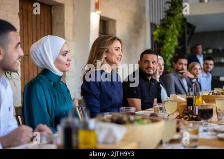 Madaba, Jordanien, 29. August 2022. Die jordanische Königin Rania Al Abdullah (Mitte) trifft sich am 29. August 2022 im Carob House in Madaba, Jordanien, mit Mitgliedern der Stiftung Shabab42. Foto von Balkis Press/ABACAPRESS.COM Stockfoto